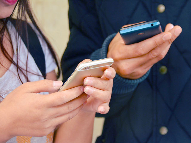 デリヘル嬢と連絡交換はできる?そのタイミングは?